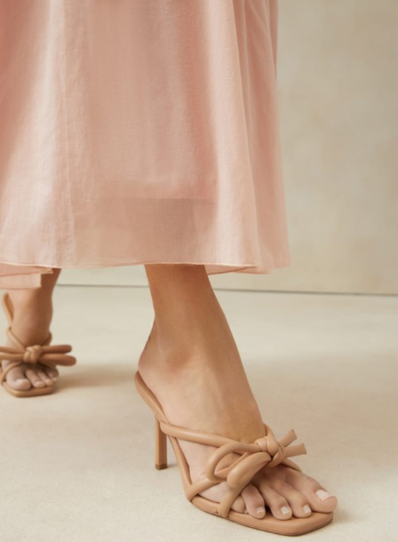 Scopri l'Eleganza senza Tempo di Loeffler Randall: Scarpe e Borse che Raccontano una Storia